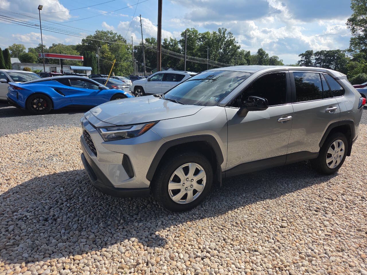 Used 2023 Toyota RAV4 LE AWD/4WD image 3