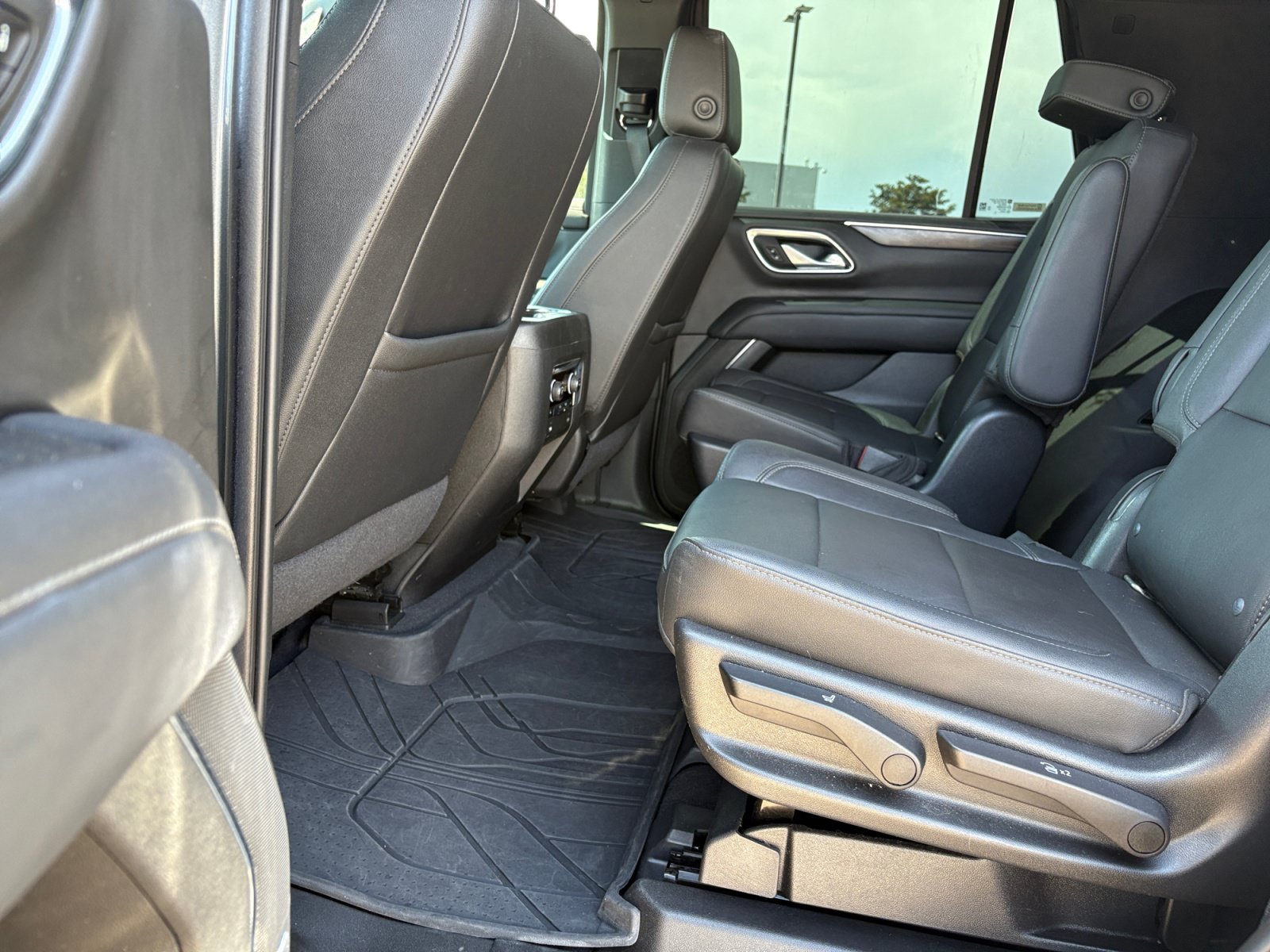 Used 2022 Chevrolet Tahoe Z71 w/ Z71 Off-Road Package AWD/4WD image 24