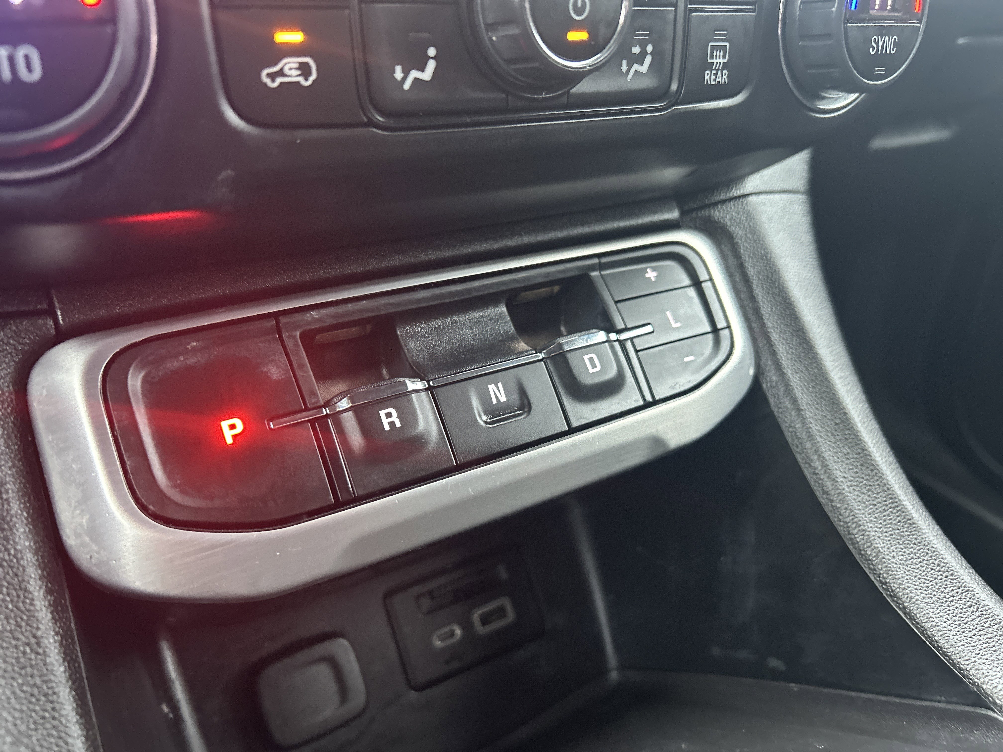 Used 2023 GMC Acadia SLT w/ Elevation Edition image 12