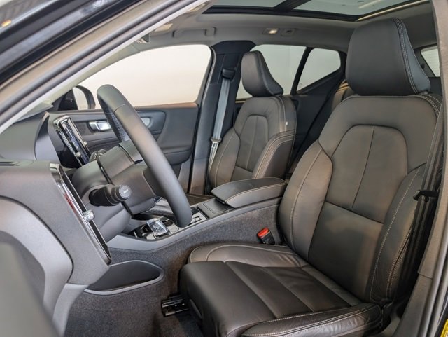 Used 2023 Volvo XC40 B5 Plus w/ Protection Package Premier image 13