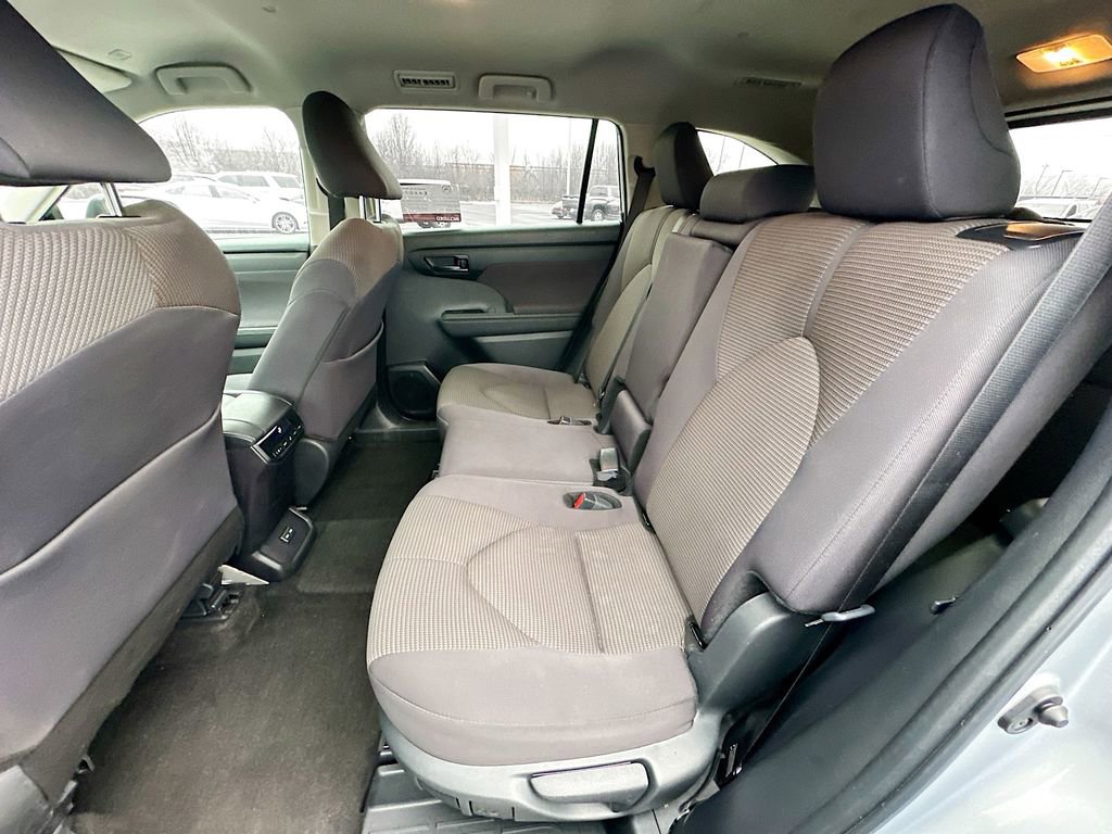 Used 2024 Toyota Highlander LE AWD/4WD image 31