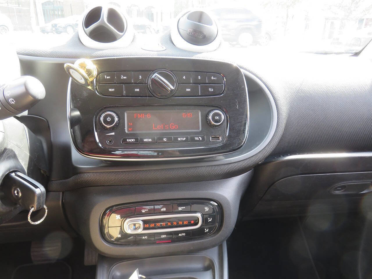 Used 2016 smart fortwo passion RWD image 16