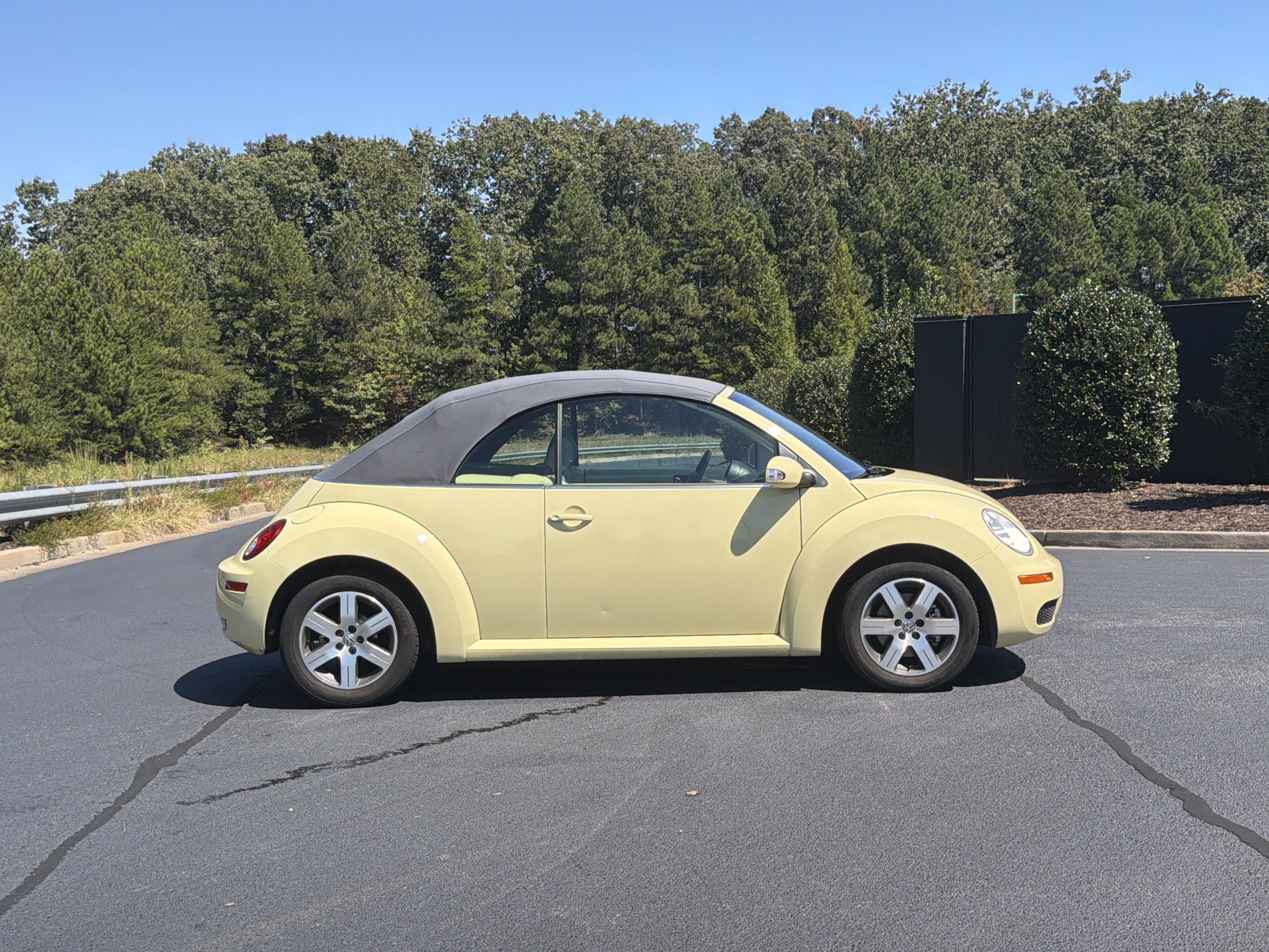 Used 2006 Volkswagen Beetle Convertible w/ Package 1 FWD image 5