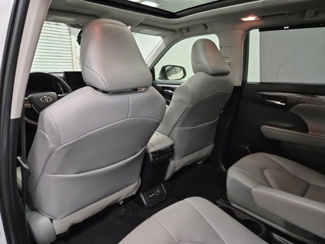 Used 2021 Toyota Highlander Platinum FWD image 16