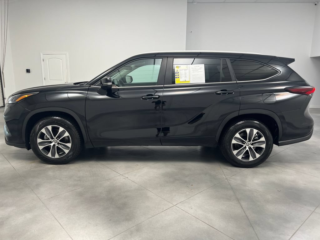 Used 2025 Toyota Highlander XLE FWD image 5