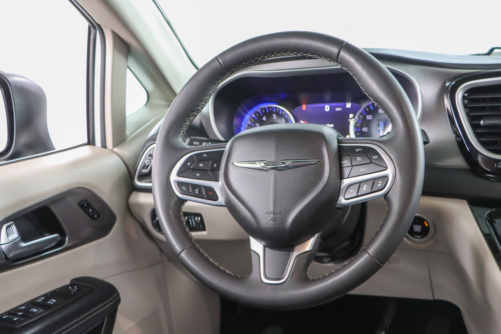 Used 2023 Chrysler Pacifica Touring-L FWD image 12
