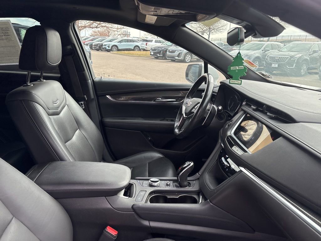 Certified 2022 Cadillac XT5 Sportv w/ LPO, ONYX Package image 25