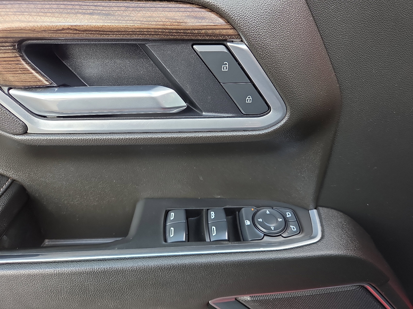 Used 2025 Chevrolet Silverado 1500 LT image 13