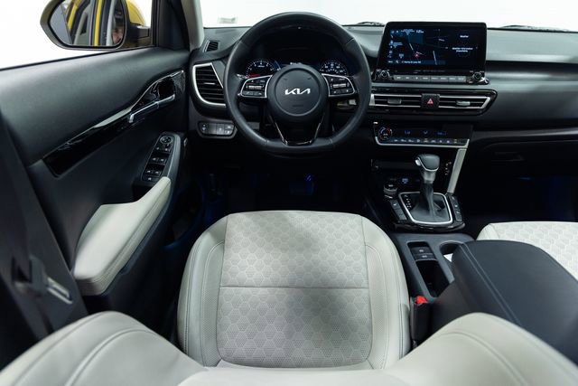 Used 2023 Kia Seltos SX w/ SX Sunroof Package image 3