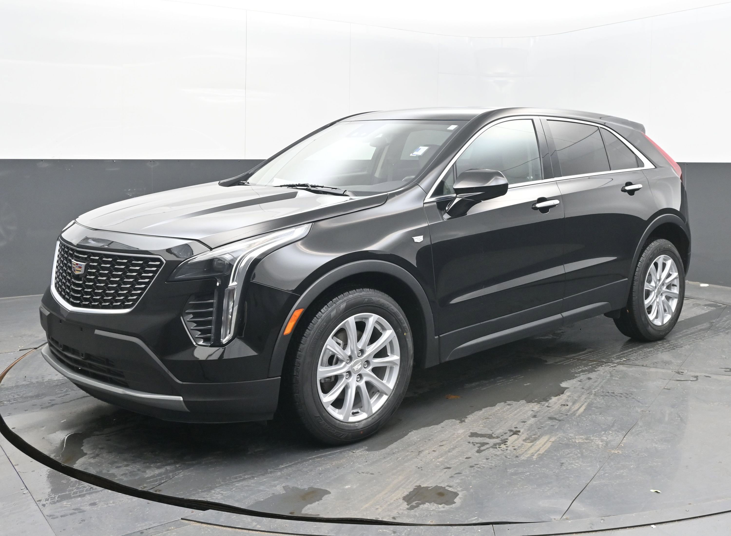 Used 2023 Cadillac XT4 Luxury w/ Cold Weather Package image 8