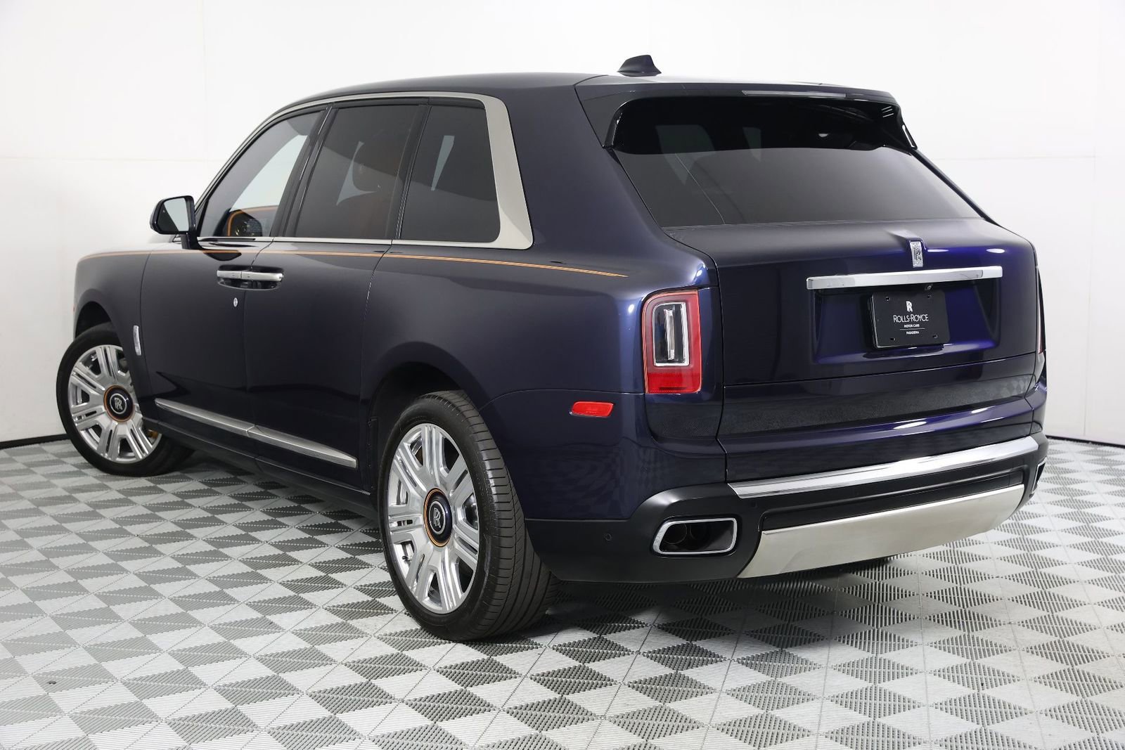 Used 2022 Rolls-Royce Cullinan w/ Cullinan Package AWD/4WD image 3