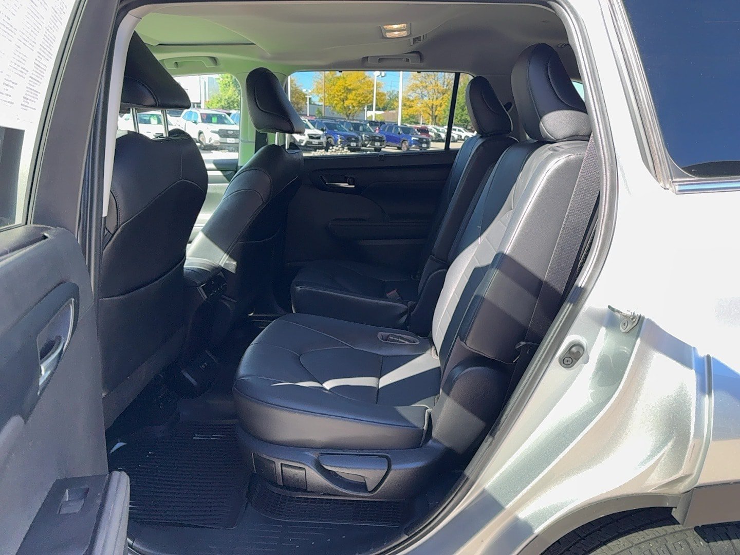 Used 2020 Toyota Highlander XLE AWD/4WD image 17