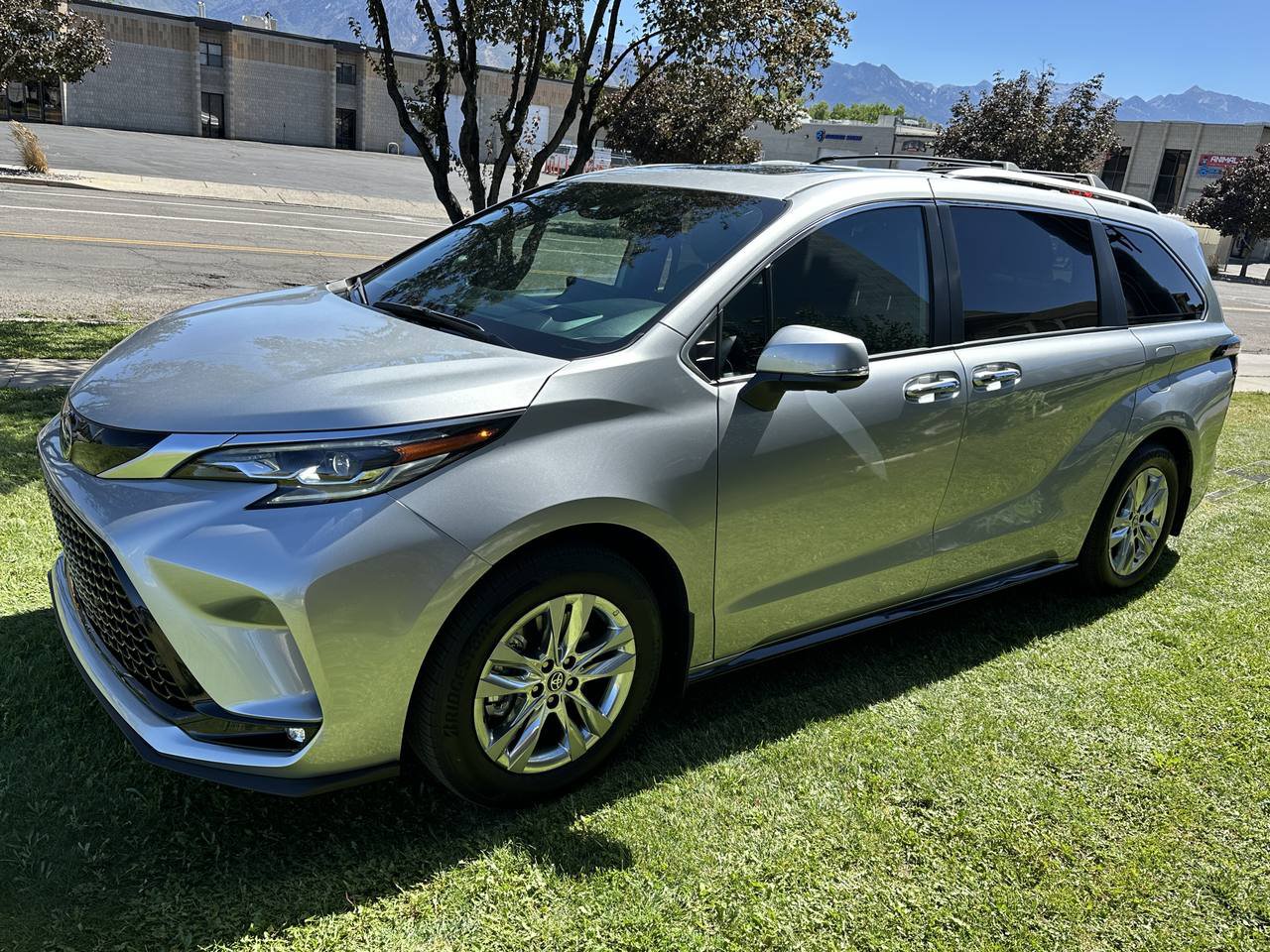 Used 2025 Toyota Sienna Platinum AWD/4WD image 11