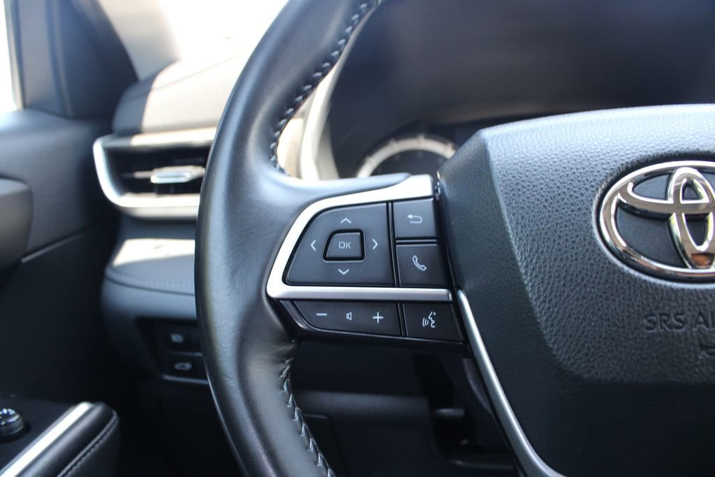 Used 2023 Toyota Highlander XLE AWD/4WD image 19