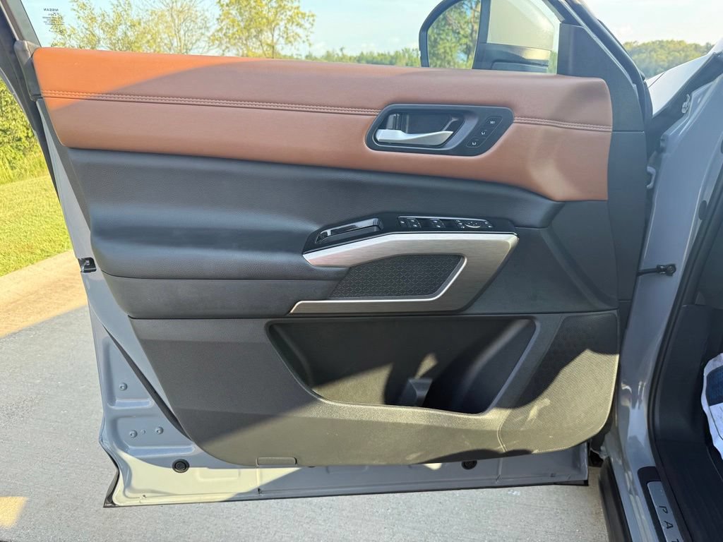 Used 2025 Nissan Pathfinder Platinum w/ Cargo Package AWD/4WD image 26