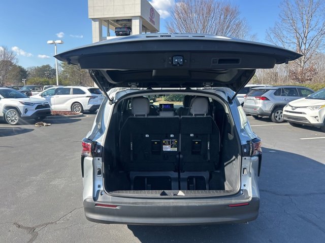 Used 2025 Toyota Sienna LE image 7