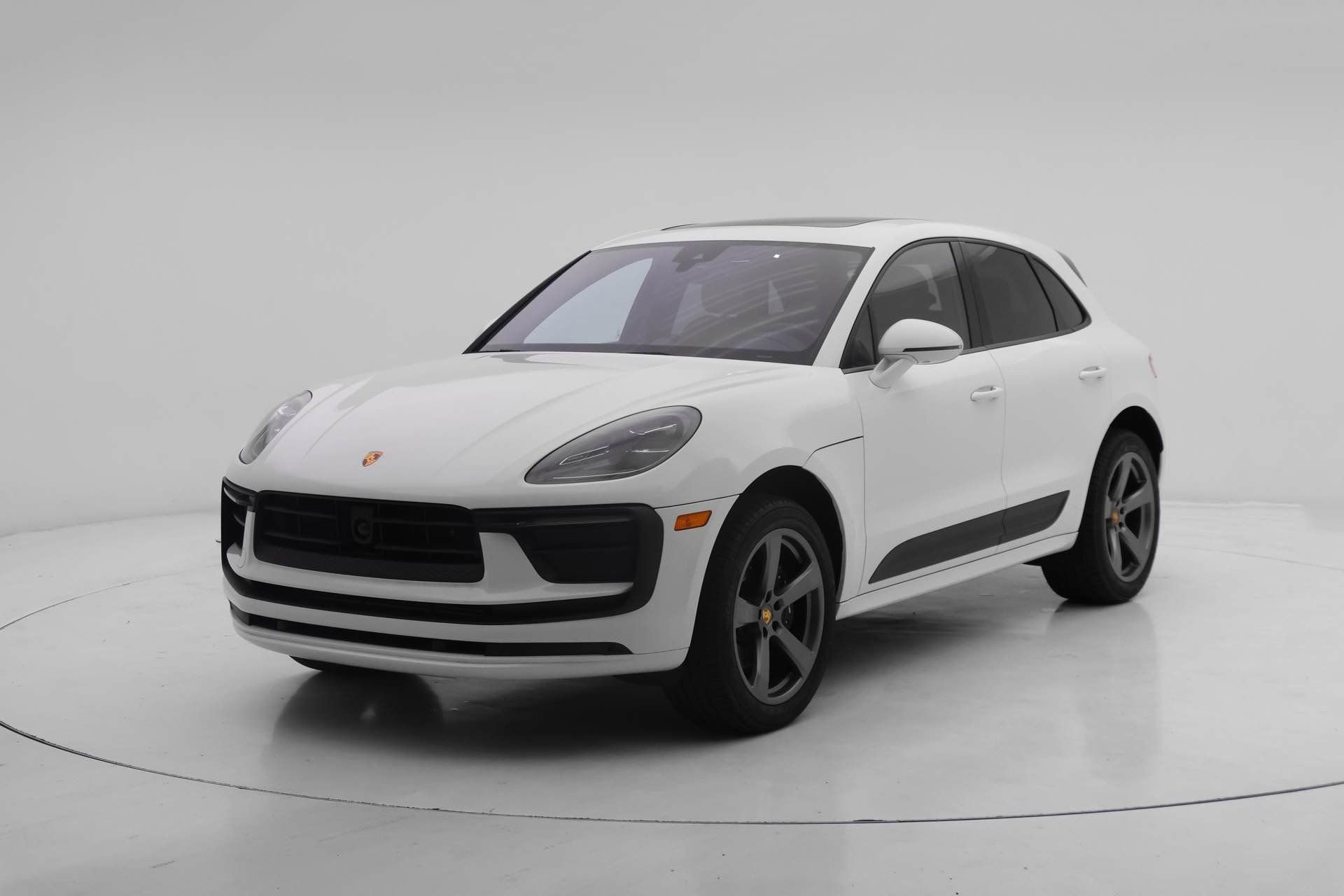Used 2025 Porsche Macan AWD/4WD image 1