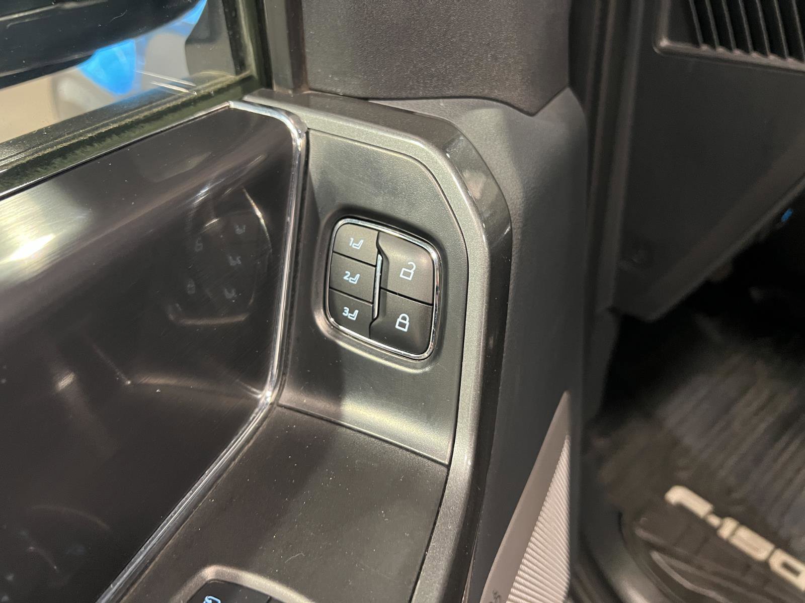 Used 2022 Ford F150 Lariat image 27