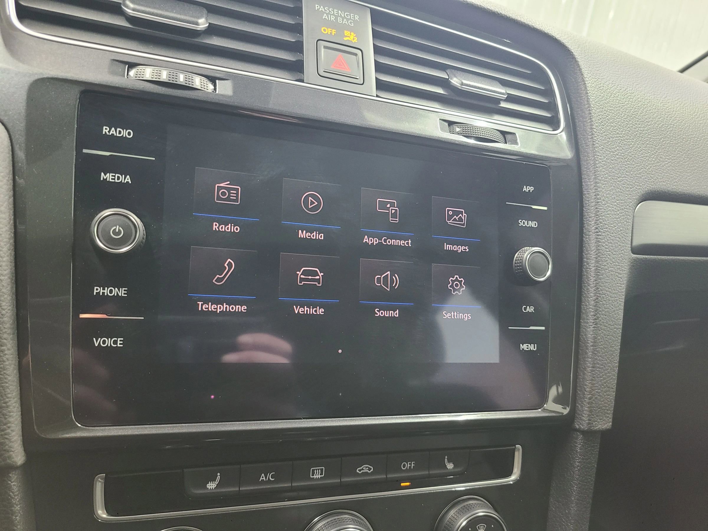 Used 2018 Volkswagen Golf SE image 33