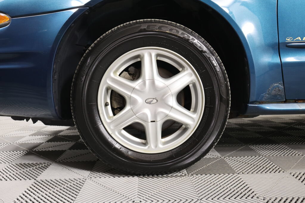 Used 2002 Oldsmobile Alero GL w/ Sun & Sound Pkg FWD image 9
