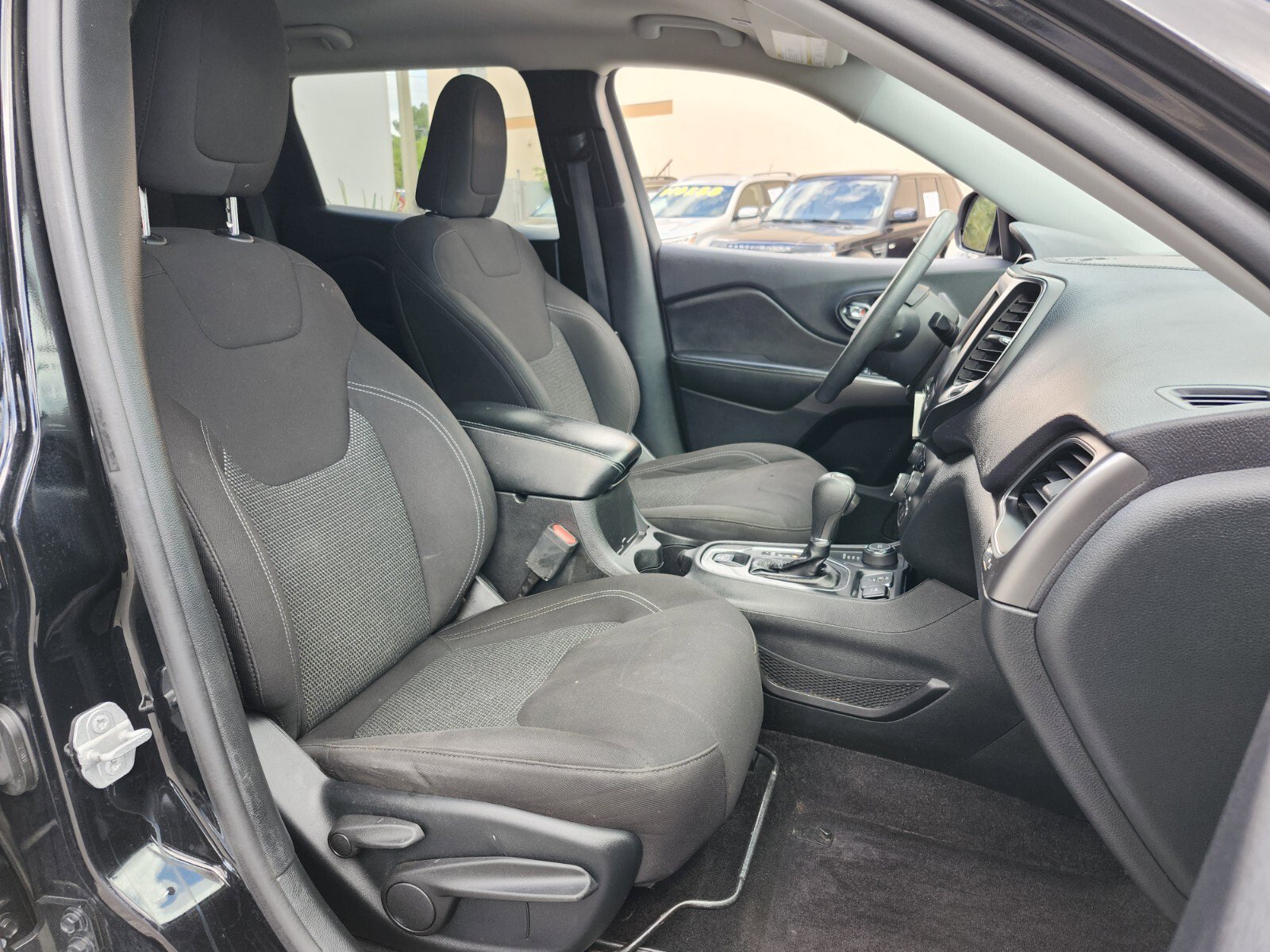 Used 2019 Jeep Cherokee Latitude w/ Popular Appearance Group image 14