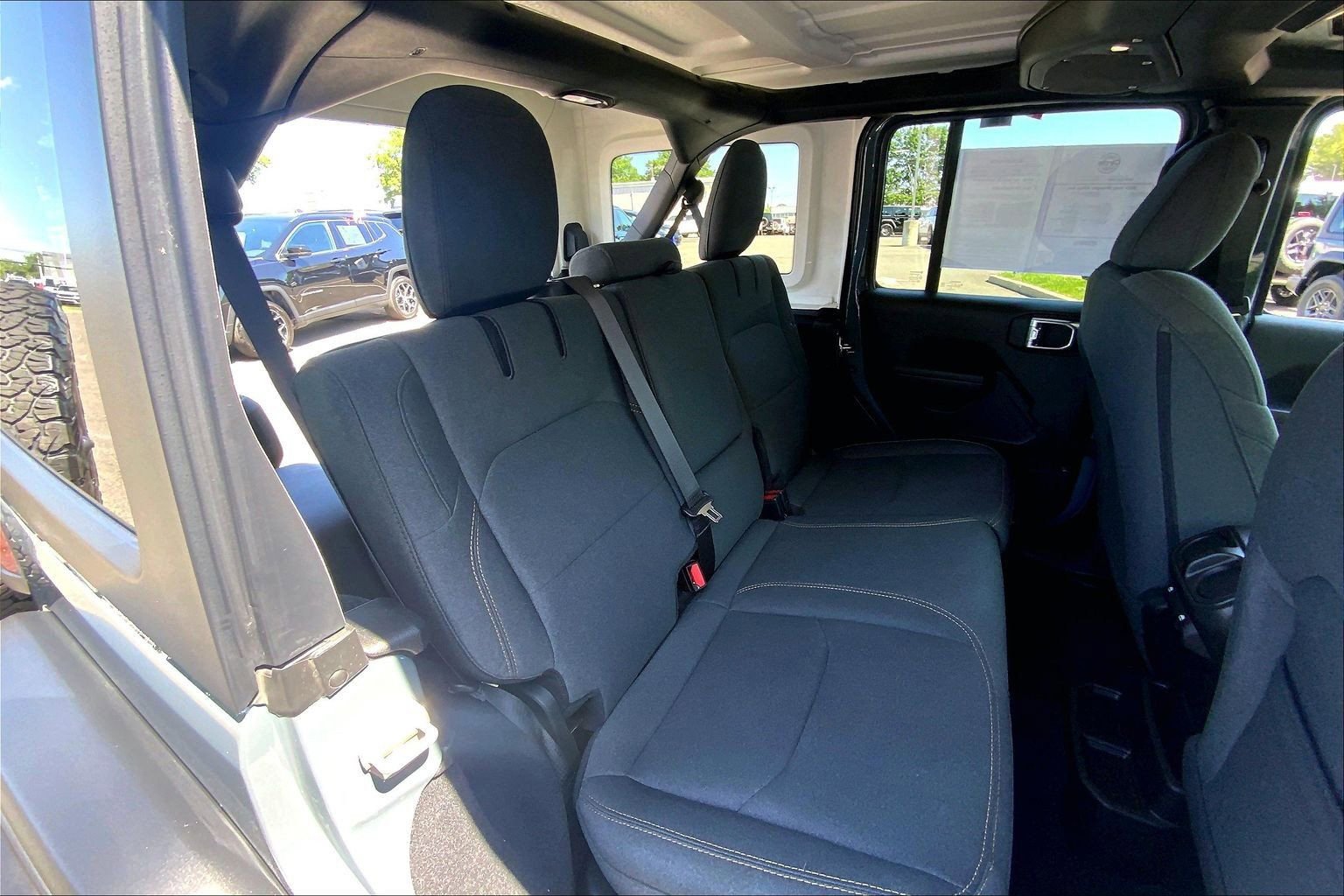 Used 2024 Jeep Wrangler Unlimited AWD/4WD image 19