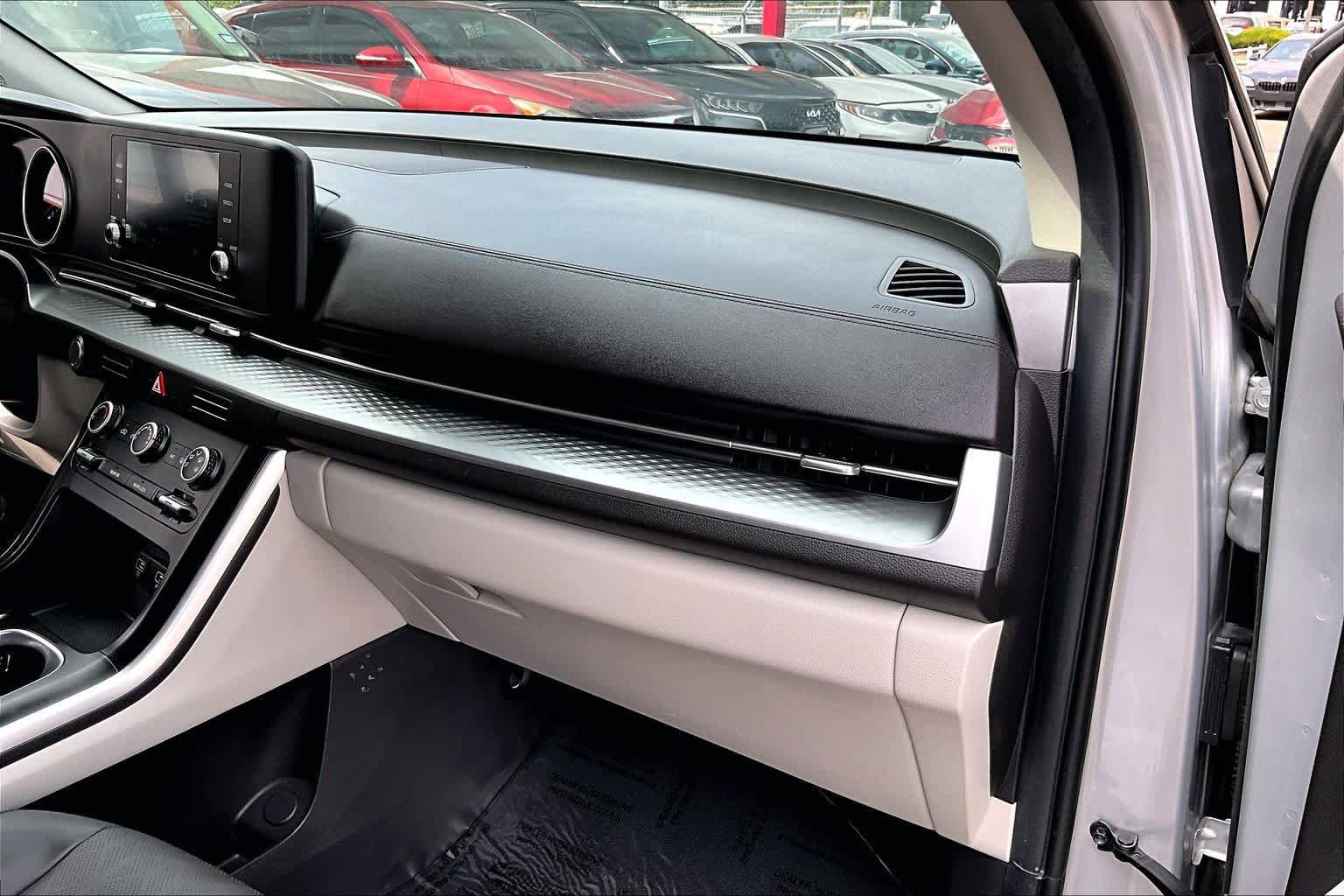 Used 2023 Kia Carnival LX FWD image 18
