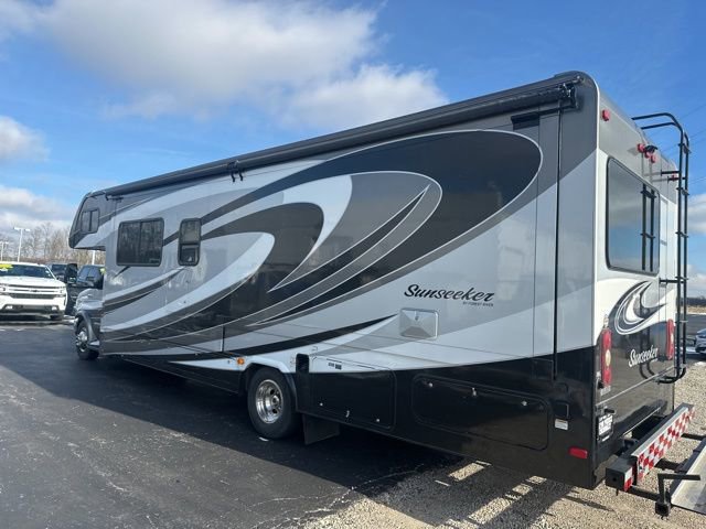 Used 2016 Ford E-450 and Econoline 450 Super Duty w/ Motorhome Prep Package RWD image 3