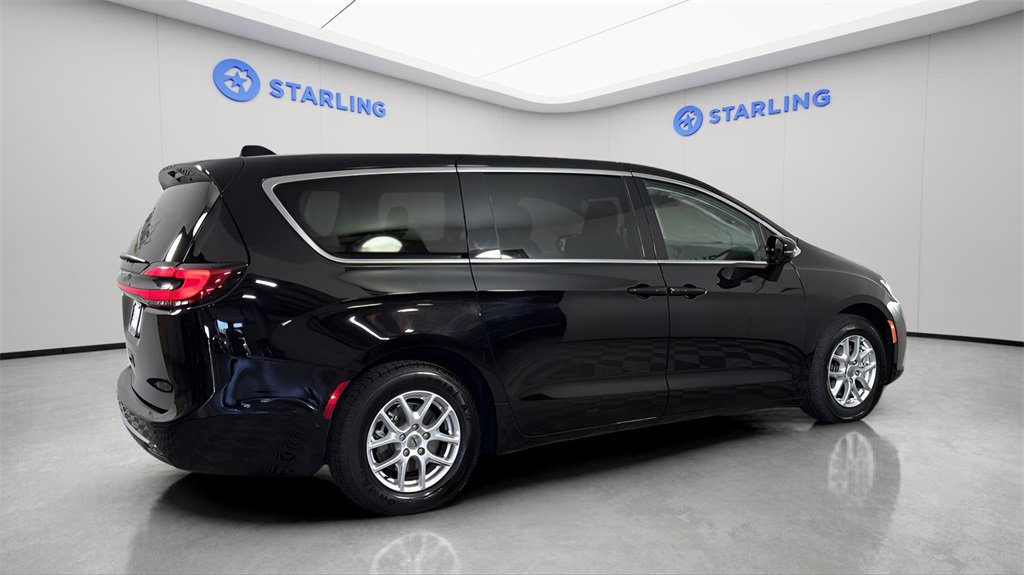 Used 2024 Chrysler Pacifica Touring-L image 10