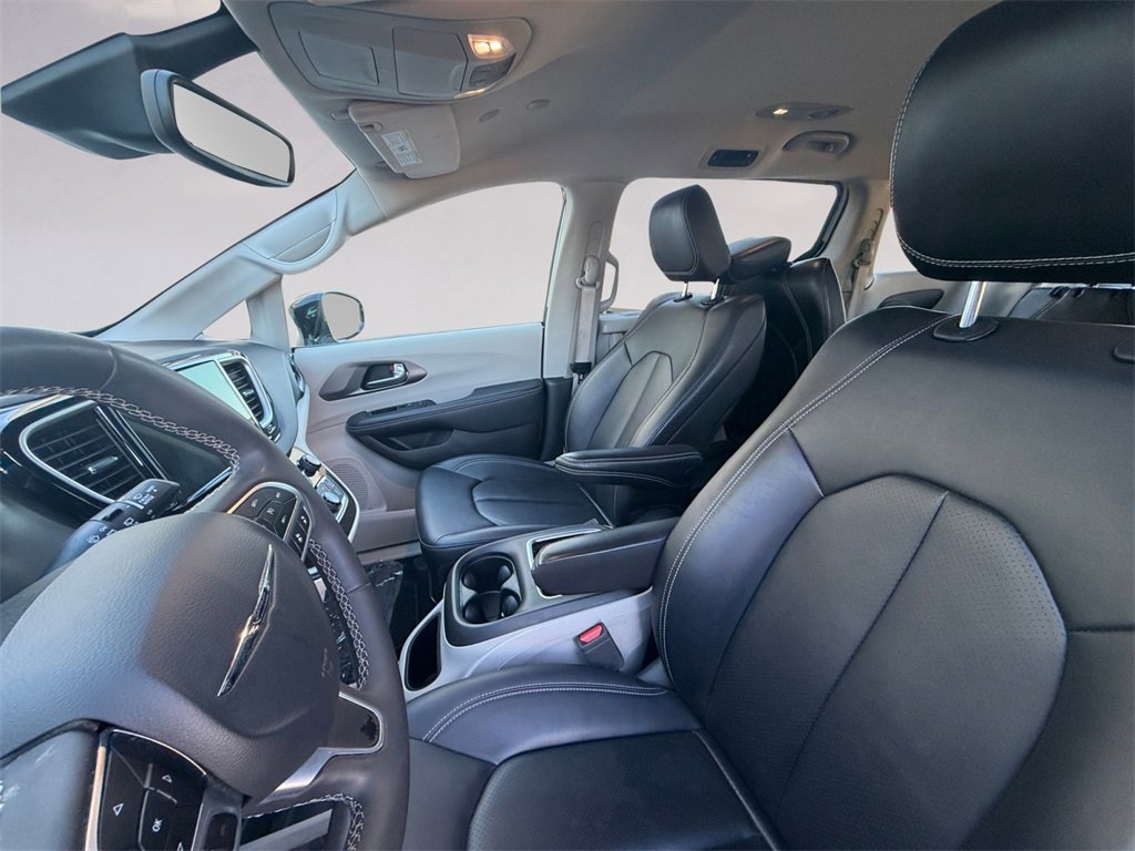 Used 2024 Chrysler Pacifica Touring-L image 10