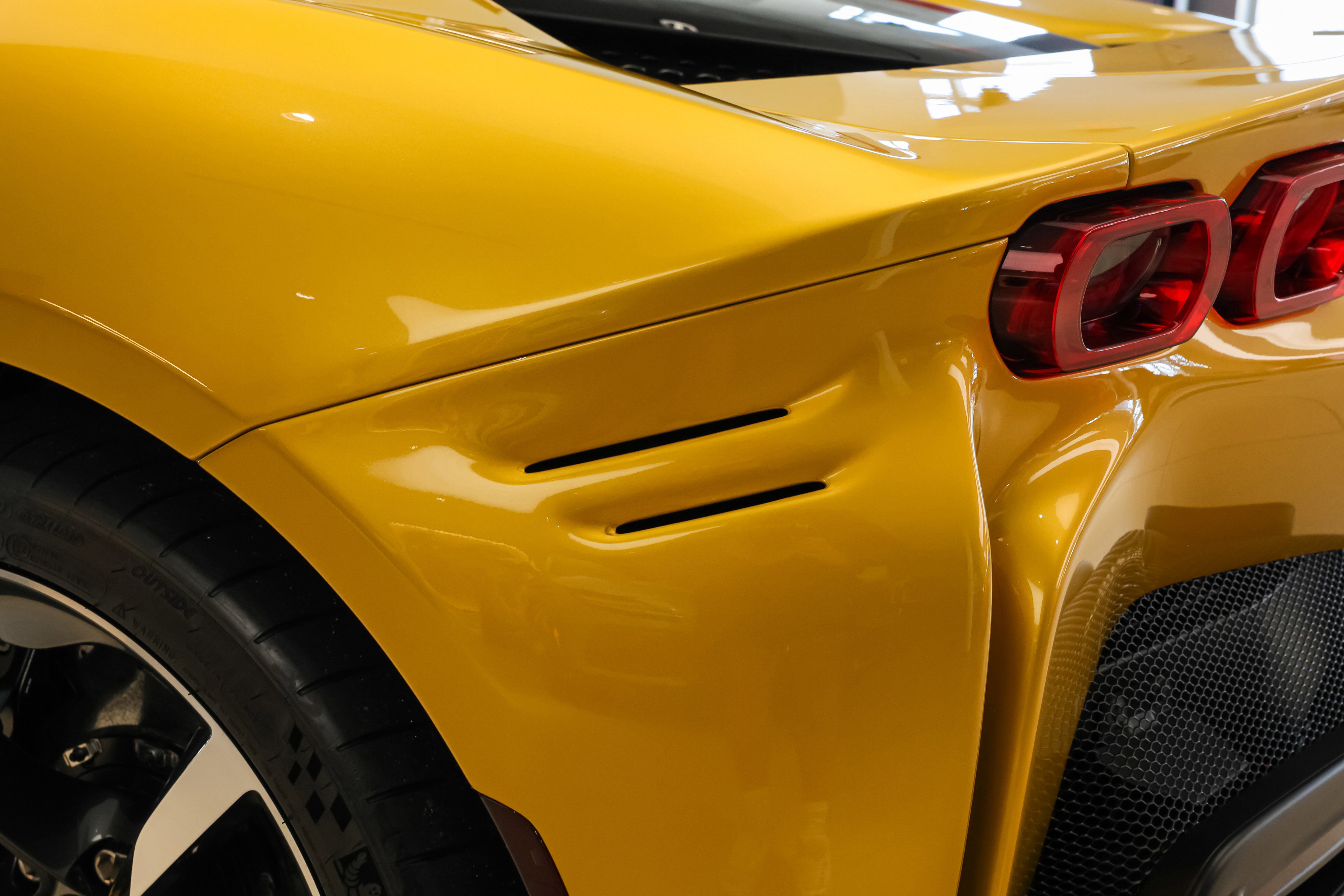 Used 2024 Ferrari SF90 Spider image 41