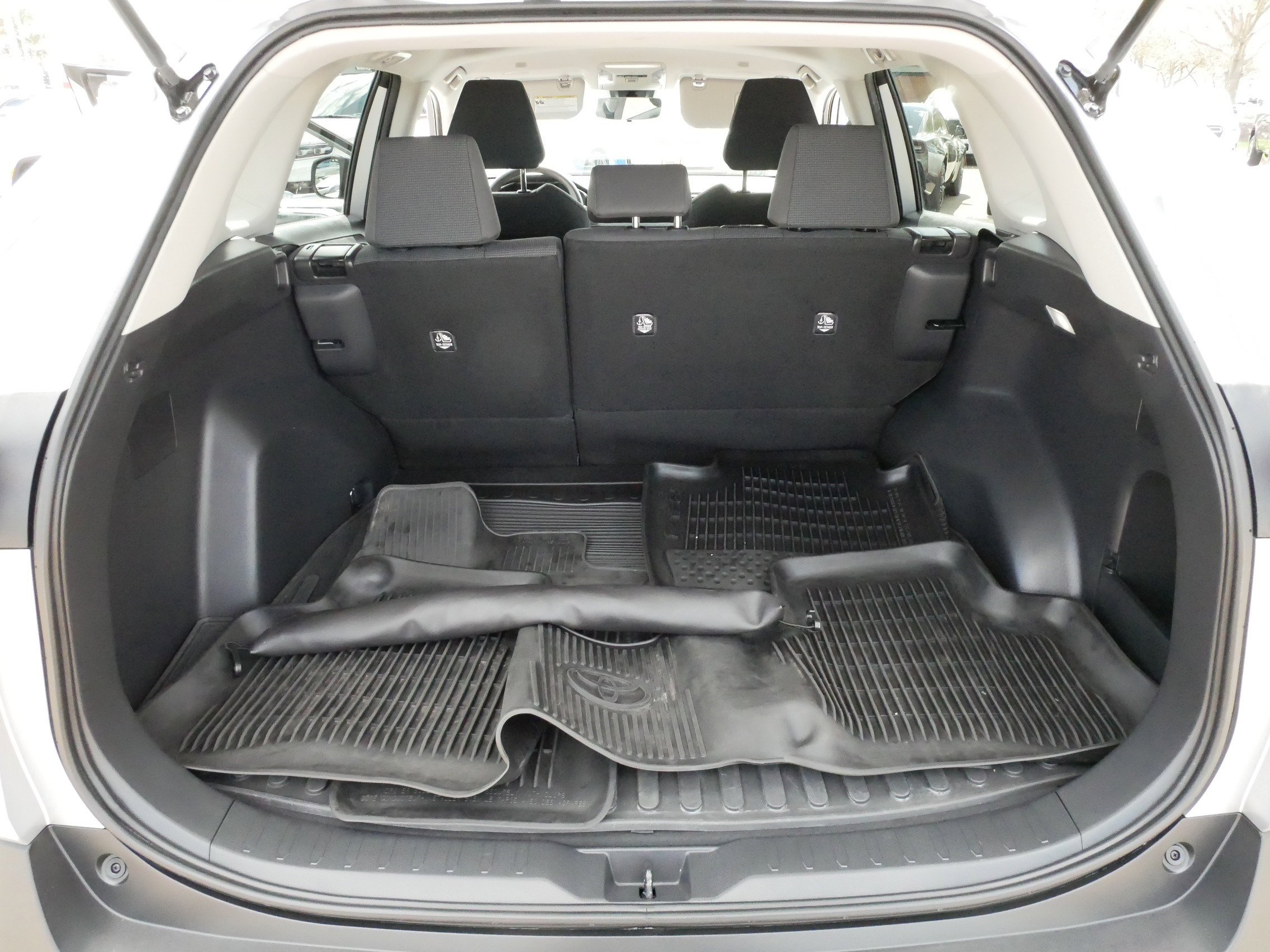Used 2023 Toyota RAV4 LE AWD/4WD image 18