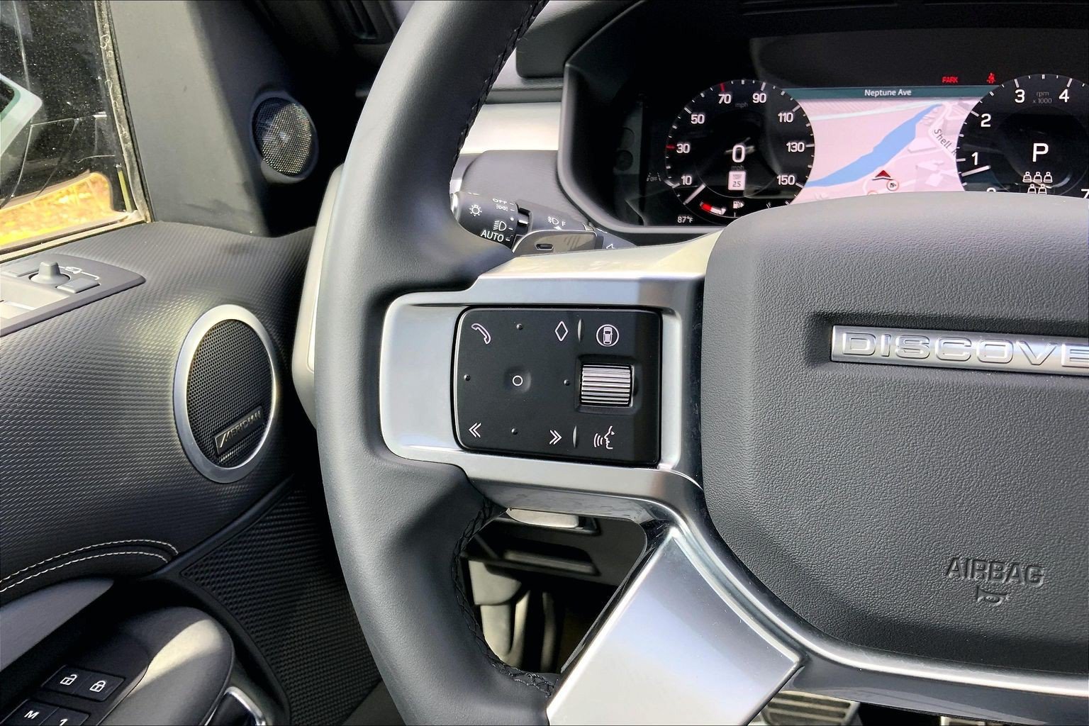 Certified 2025 Land Rover Discovery Dynamic SE AWD/4WD image 23