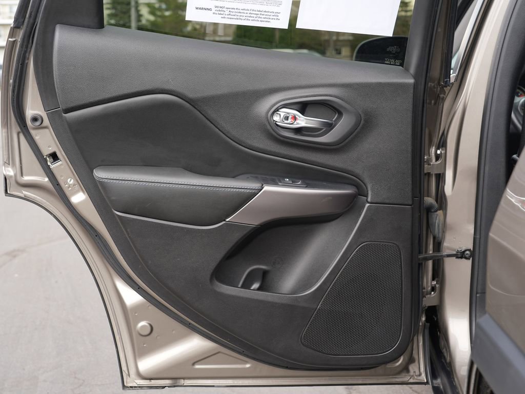 Used 2019 Jeep Cherokee Latitude w/ Popular Appearance Group image 19