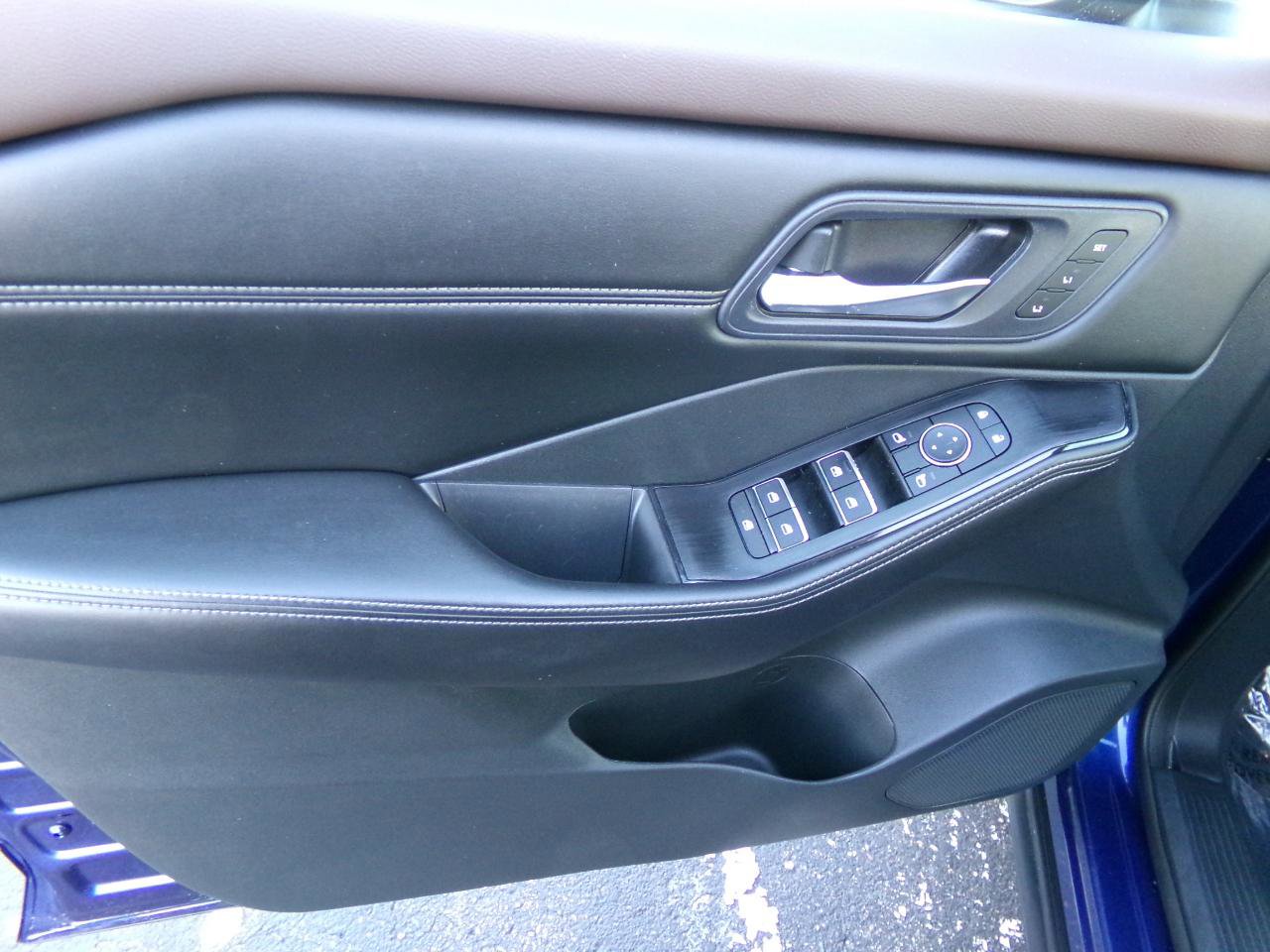 Used 2023 Nissan Rogue SL AWD/4WD image 9