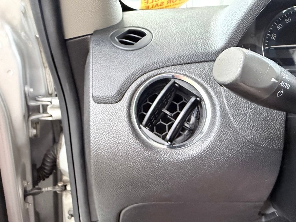 Used 2010 Chevrolet HHR LT FWD image 33