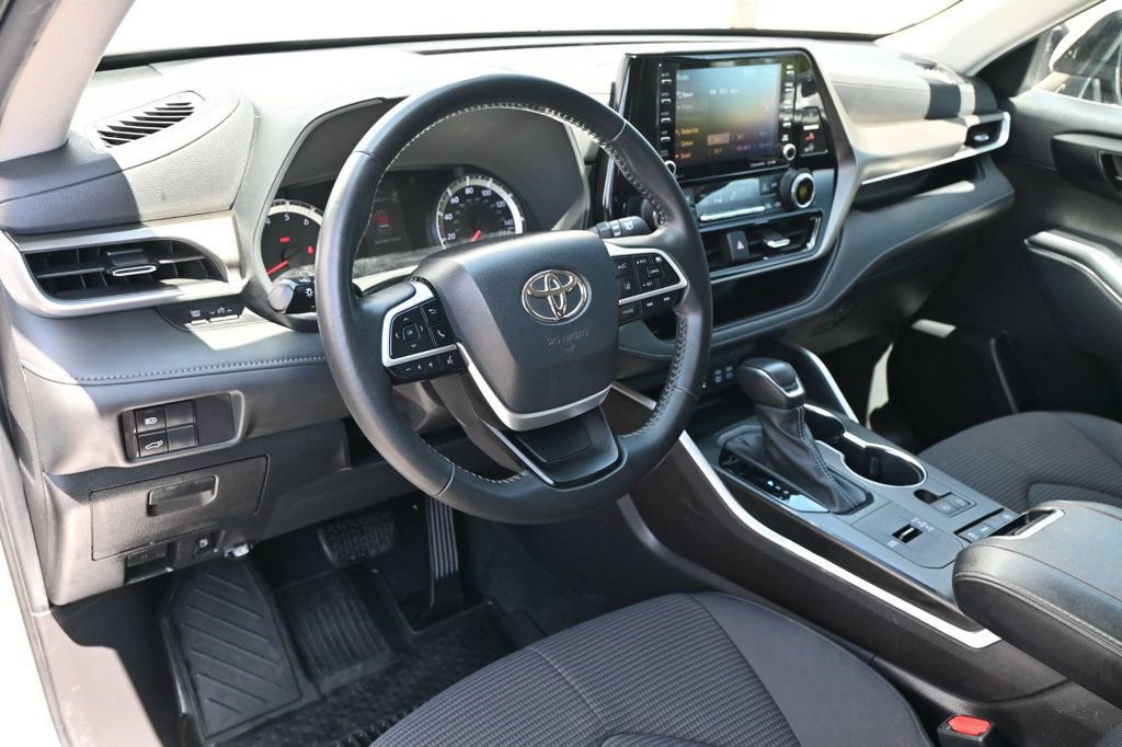 Used 2022 Toyota Highlander LE FWD image 7