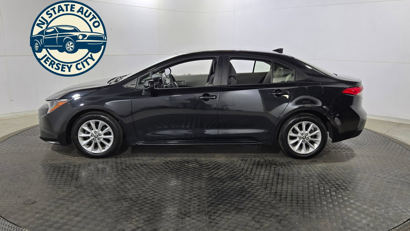 Used 2021 Toyota Corolla LE w/ LE Convenience Package FWD image 4