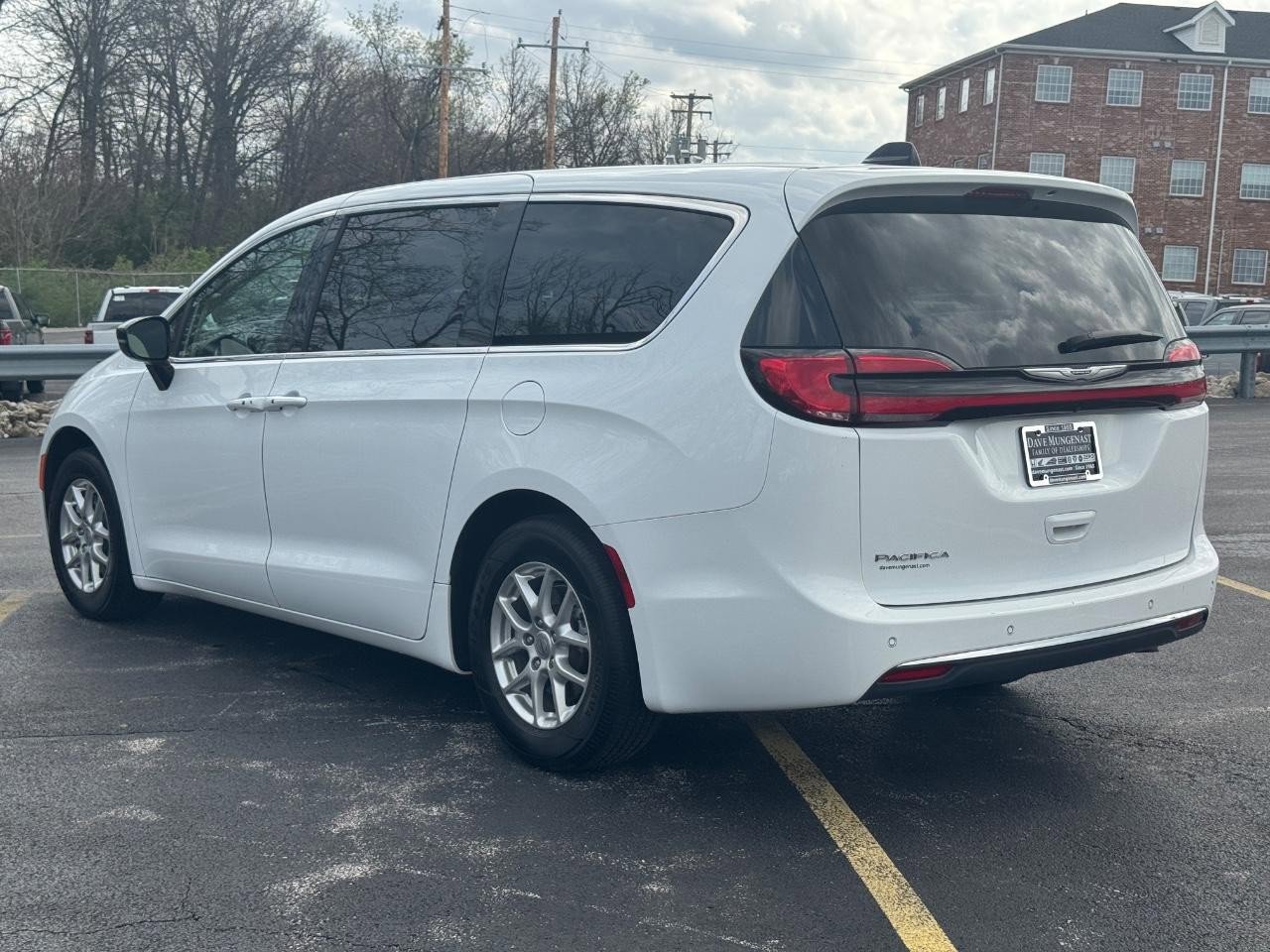 Used 2024 Chrysler Pacifica Touring-L image 7