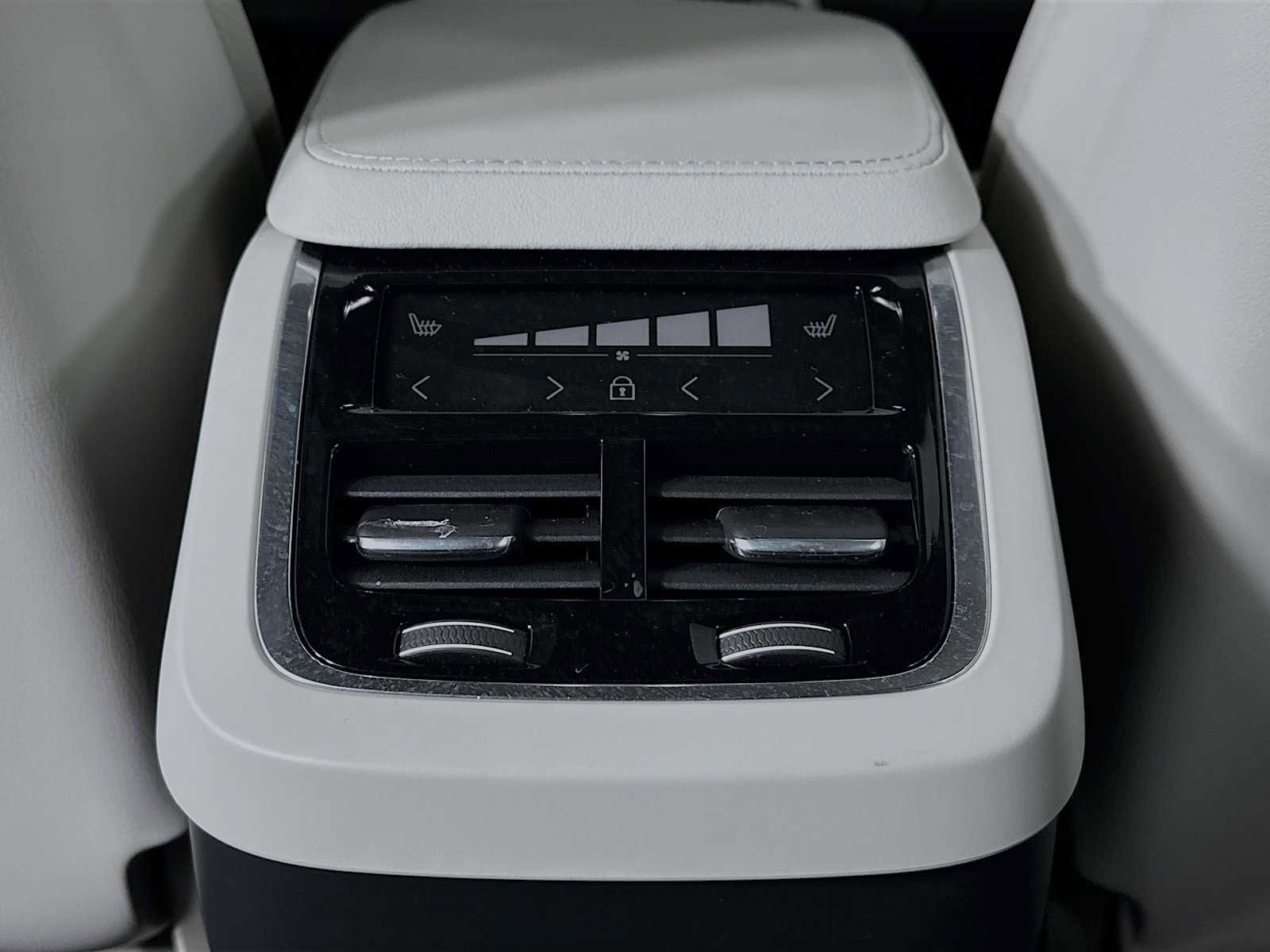 Certified 2025 Volvo XC90 B6 Plus image 24