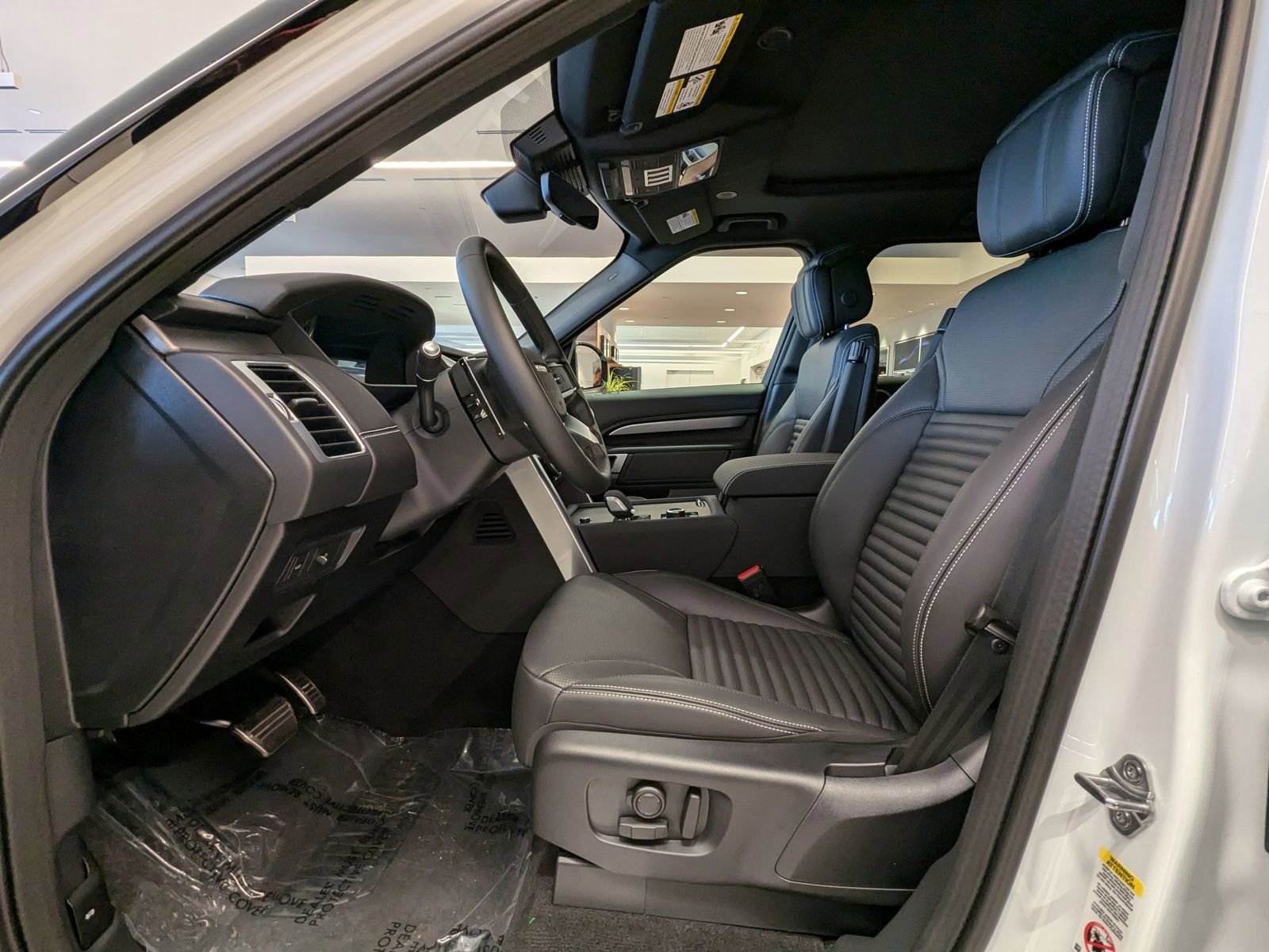 New 2025 Land Rover Discovery Dynamic SE image 10