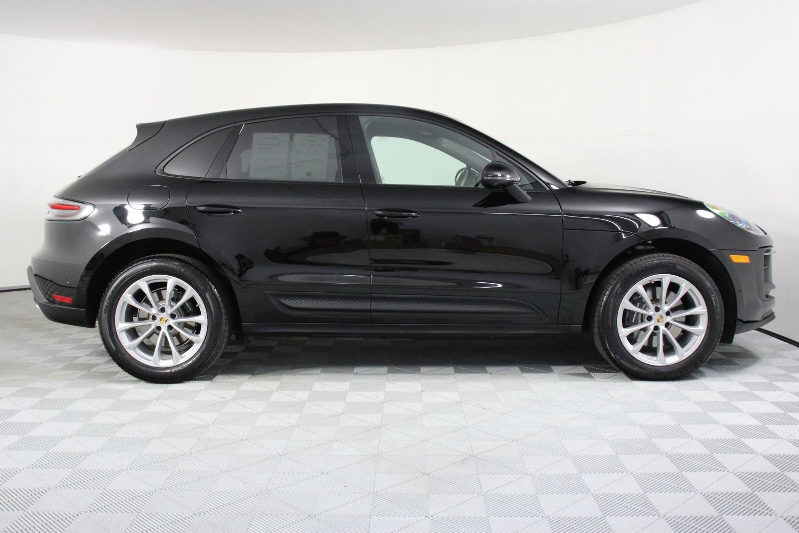Certified 2025 Porsche Macan AWD/4WD image 4