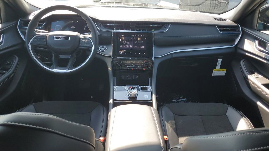 New 2025 Jeep Grand Cherokee Altitude image 10