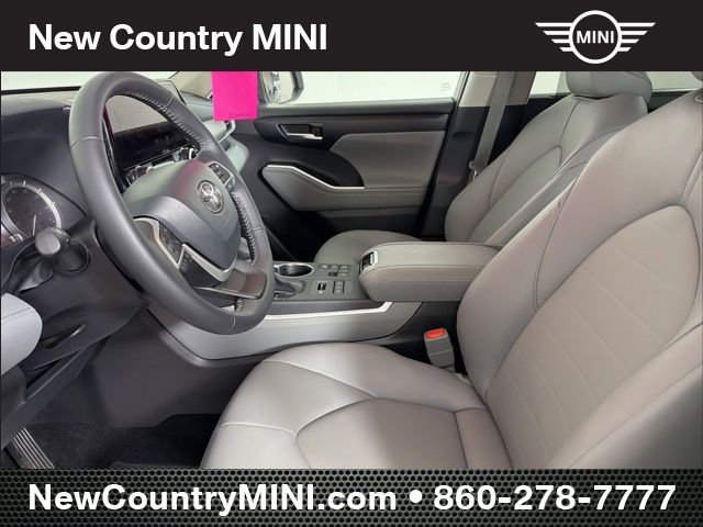 Used 2025 Toyota Highlander XLE w/ Protection Package #3 (TMS) image 11