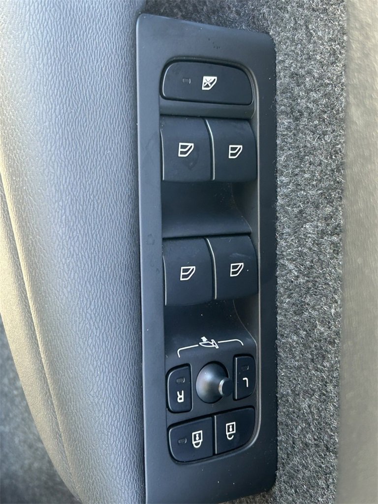 Used 2025 Volvo XC40 B5 Core w/ Protection Package Premier image 22