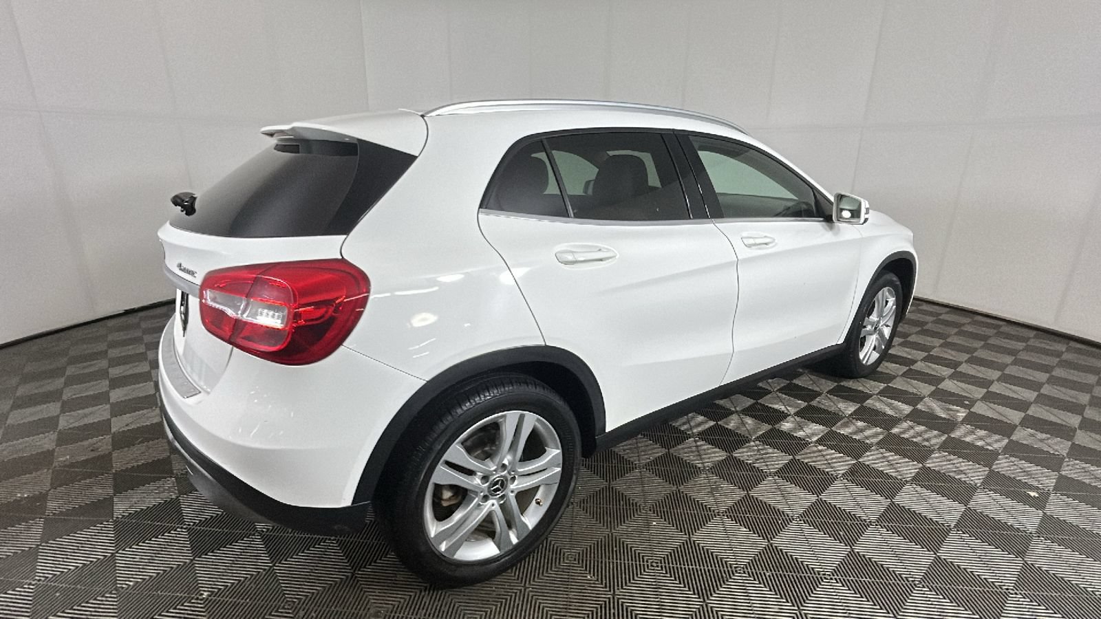 Used 2019 Mercedes-Benz GLA 250 4MATIC image 2
