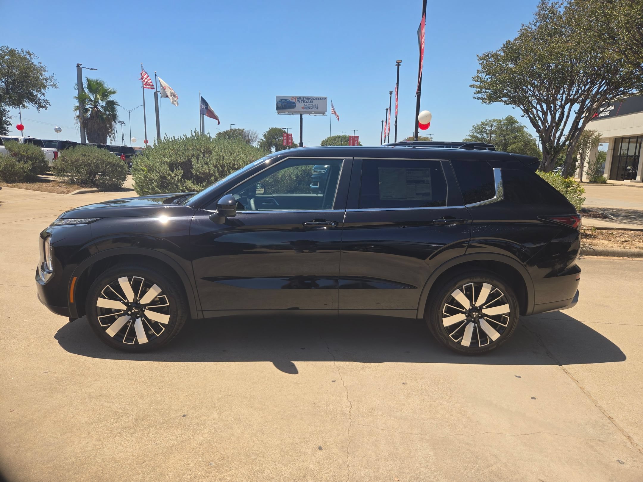 New 2026 Mitsubishi Outlander SE FWD image 2