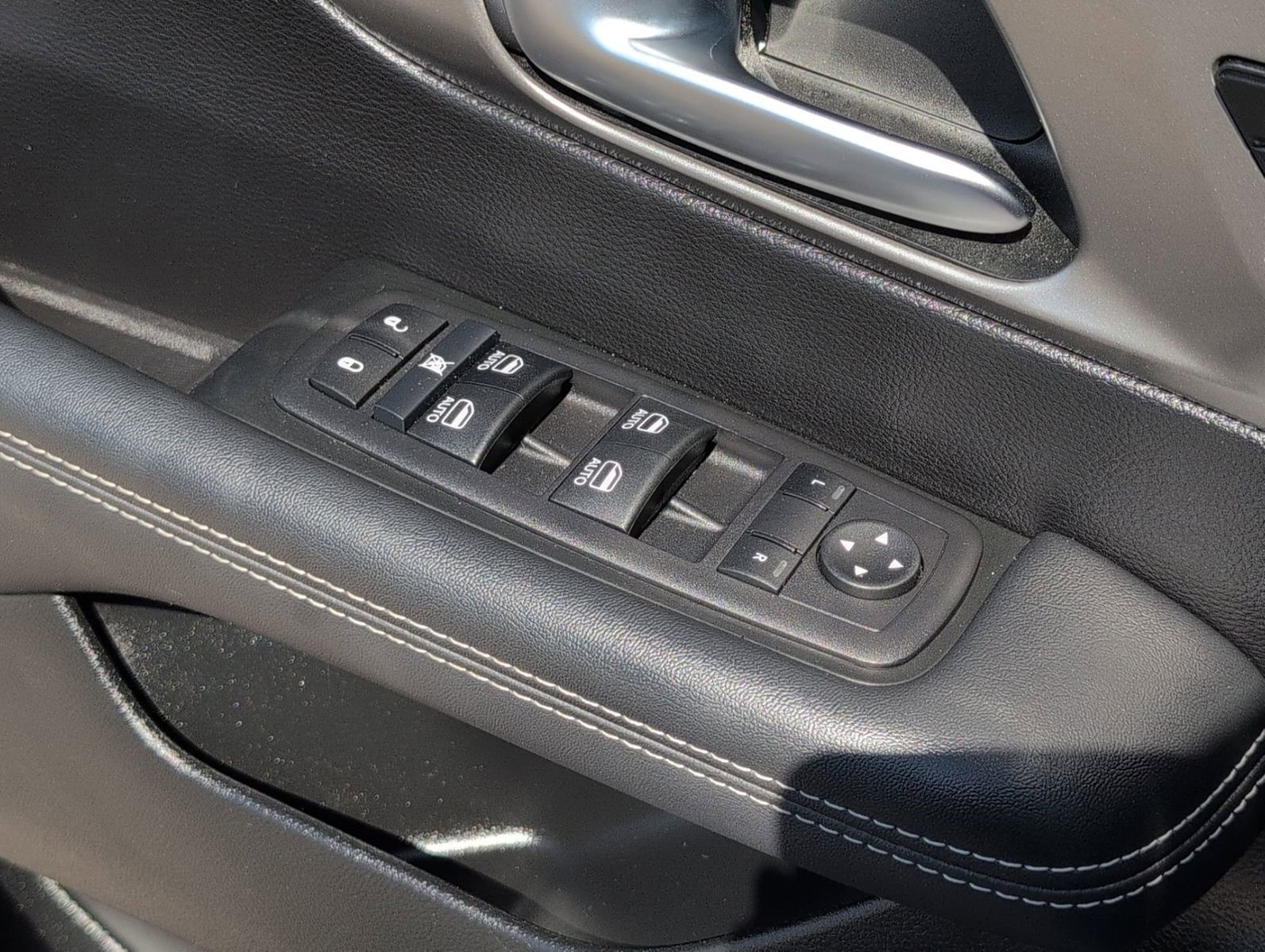 Used 2025 Chrysler Pacifica Select image 16