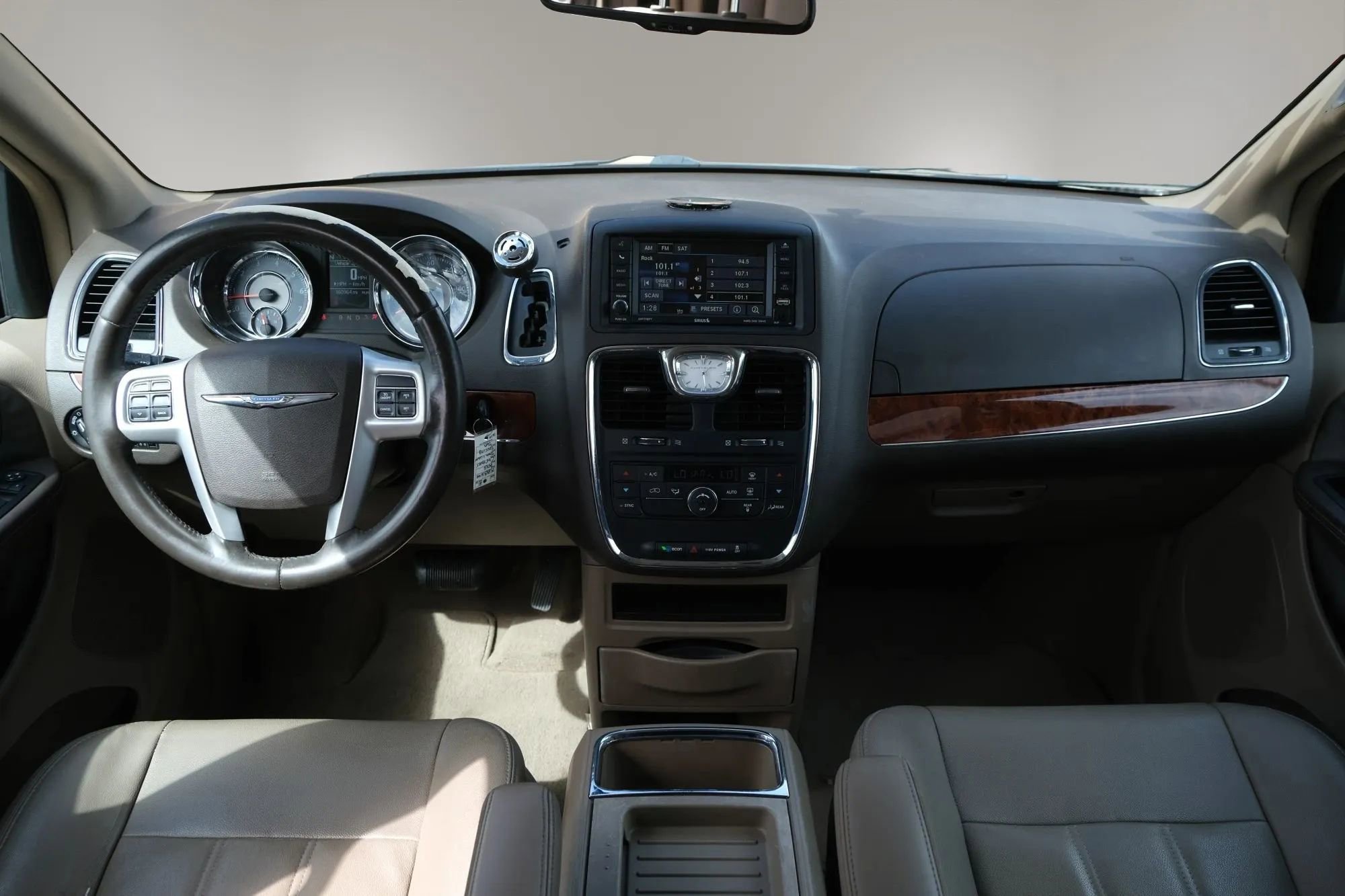 Used 2015 Chrysler Town & Country Touring image 24