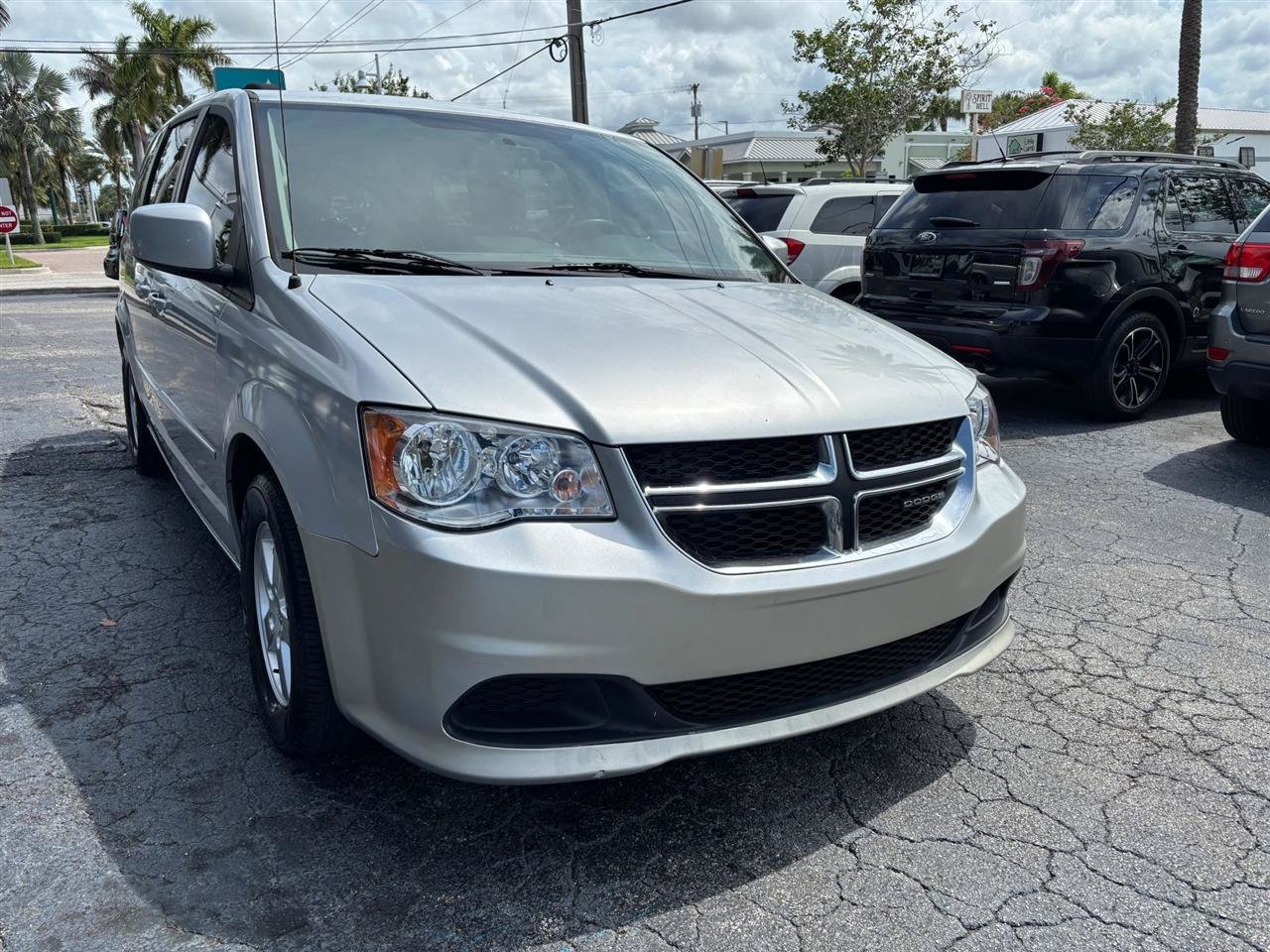 Used 2012 Dodge Grand Caravan SXT w/ UConnect Hands-Free Group FWD image 7